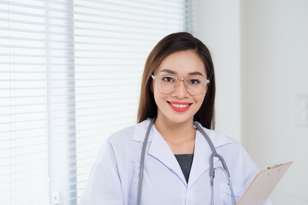 Ritratto fiducioso giovane dottoressa medico professionista