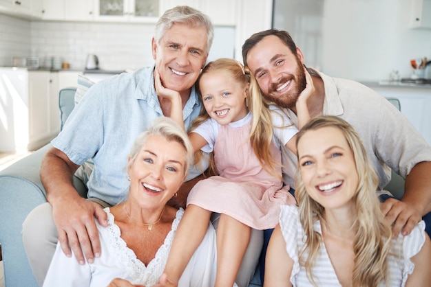 Ritratto fotografico e grande famiglia con il sorriso nella loro casa insieme nel soggiorno Anziani felici con bambina madre e padre per amore e felicità nel salotto della loro casa