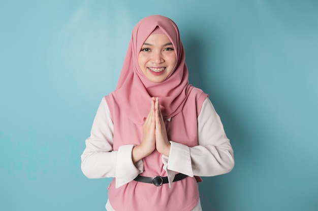 Ritratto giovane bella donna musulmana che indossa un hijab rosa Eid Mubarak saluto