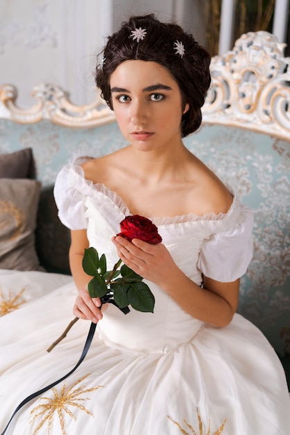 Ritratto giovane bella sposa attraente con rosa rossa in mano Annata