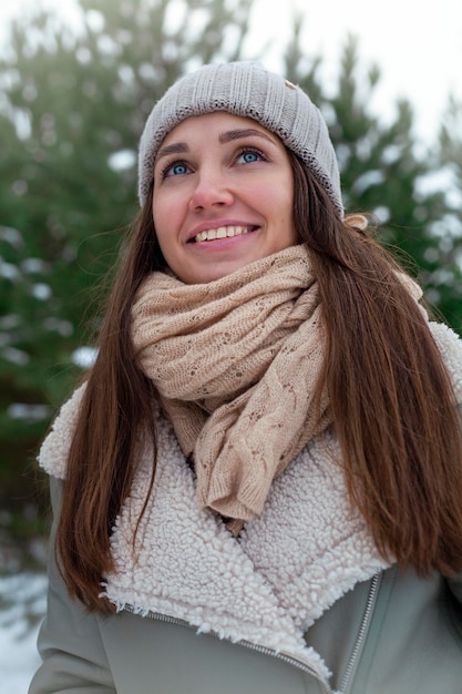 Ritratto in primo piano di una bella giovane donna che indossa un cappello e una sciarpa