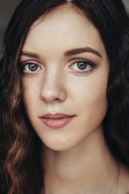 Ritratto in primo piano di una giovane donna