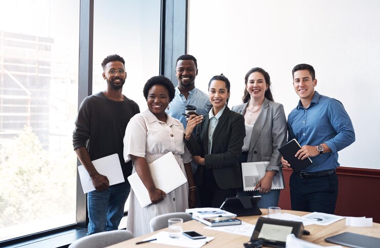 Foto ritratto in sala riunioni e sorriso con uomini d'affari in ufficio per la collaborazione aziendale o la gestione professionista sicuro e lavoro di squadra con gruppo di dipendenti sul posto di lavoro insieme per la solidarietà
