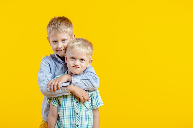 Ritratto in studio di bambini su giallo