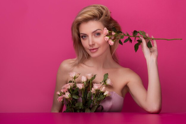 Ritratto in studio di bella donna elegante. Modello di alta moda.