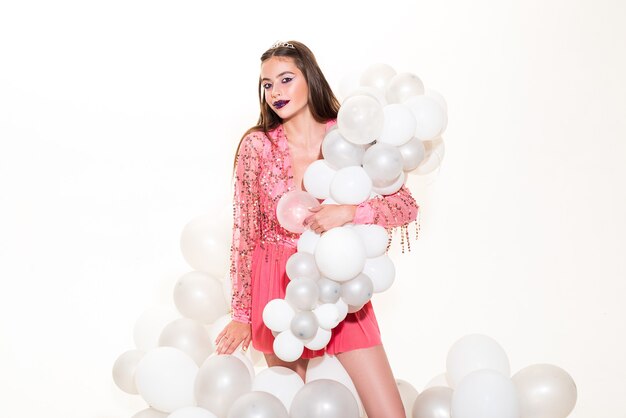 Ritratto in studio di una bellissima modella di alta moda donna elegante