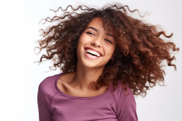 ritratto in studio di una giovane donna ispanica sorridente che indossa abiti casuali luminosi