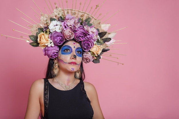 Ritratto in studio di una ragazza con il trucco catrina. Giorno dei morti e personaggio di Halloween.