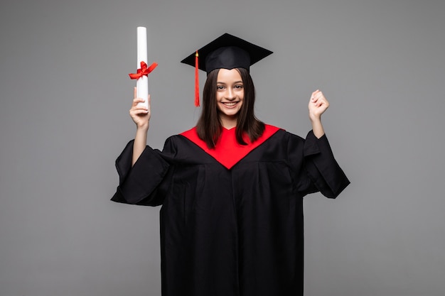 Ritratto in studio di una studentessa gioiosa eccitata e divertente con certificato di laurea