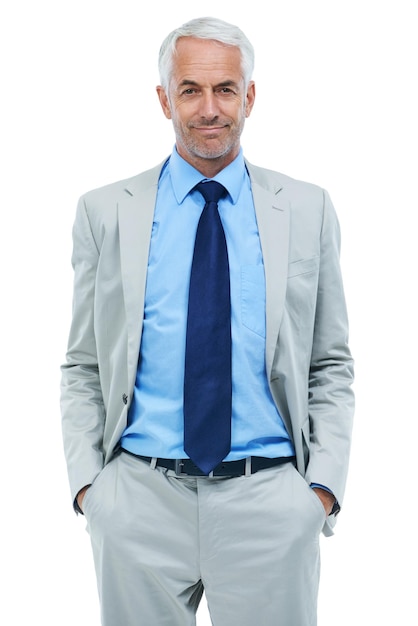 Ritratto in studio e uomo d'affari con le mani in tasca e impiegato maturo con orgoglio Persona anziana faccia o fiduciosa in carriera contabile in abito o professionale in missione su sfondo bianco