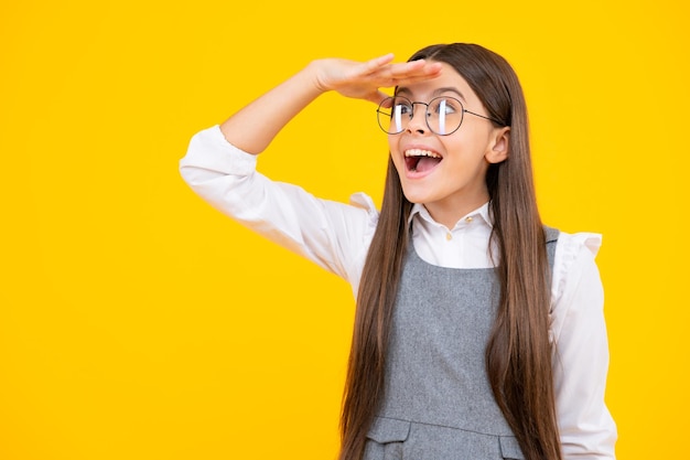 Ritratto in studio per bambini su sfondo giallo Concetto di stile di vita infantile Cute ragazza adolescente viso primo piano