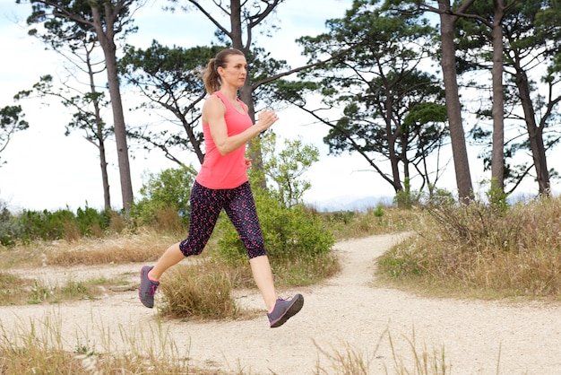 Ritratto integrale della donna che corre fuori