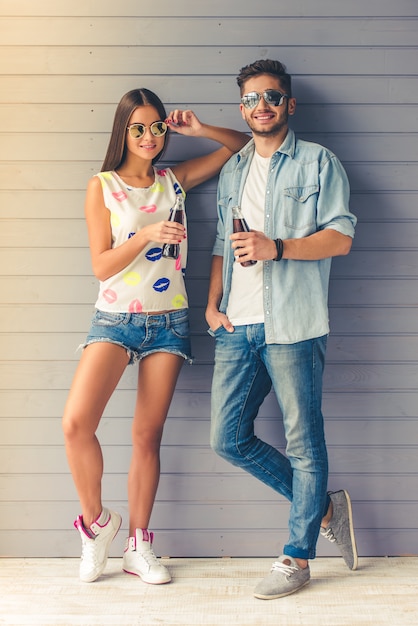 Ritratto integrale delle coppie adolescenti in occhiali da sole.