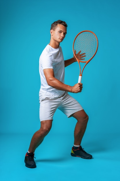 Ritratto integrale dello studio di un uomo del giocatore di tennis