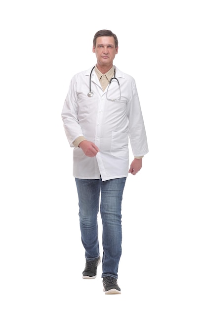 Ritratto integrale di giovane caucasico con stetoscopio a piedi medico
