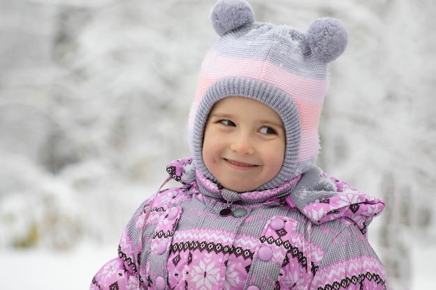 Ritratto invernale della ragazza del bambino felice Giocare fuori durante le vacanze di Natale