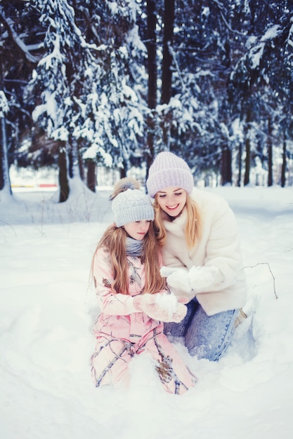 Ritratto invernale di mamma e figlia