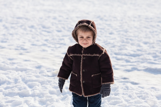 Ritratto invernale di ragazzo al freddo all'aperto