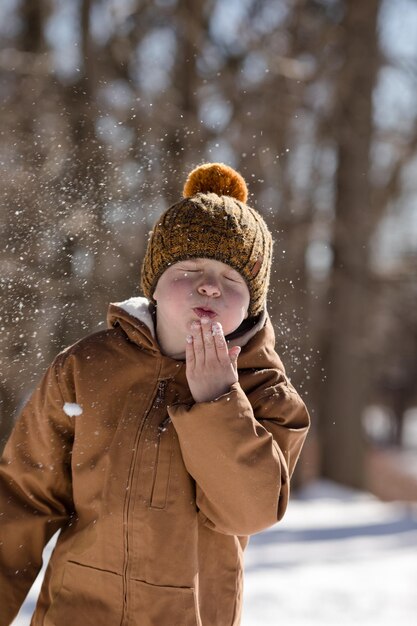 Ritratto invernale di un ragazzo attivo all'aperto con i bambini in inverno