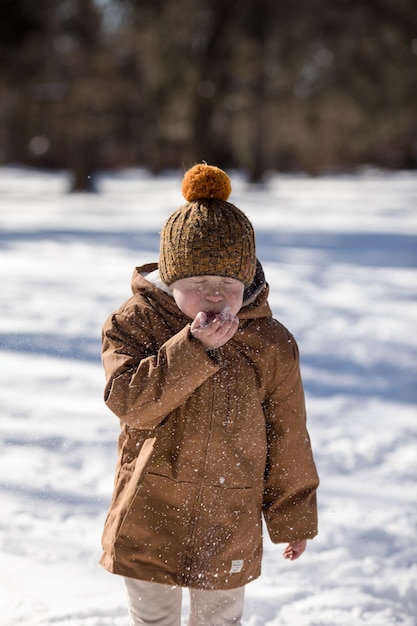 Ritratto invernale di un ragazzo attivo all'aperto con i bambini in inverno