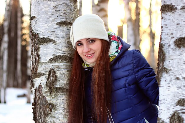 Ritratto invernale femminile nella foresta