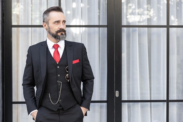 Ritratto ispanico baffi latini signori moda elegante vestirsi tuxedo giacca vestito intelligente bello modello uomo d'affari capo avvocato latino in piedi