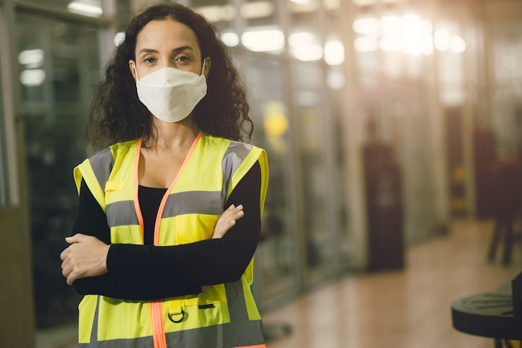 Foto ritratto le lavoratrici indossano una maschera usa e getta per la protezione corona virus spargimento e filtro per l'inquinamento atmosferico da polvere di fumo in fabbrica per la cura del lavoro sano.