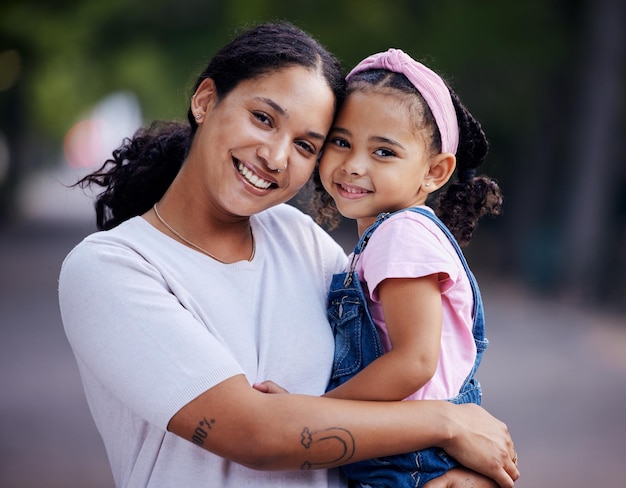 Ritratto madre e bambino abbraccio nel parco divertente giornata all'aperto con amore e cura persone felici insieme nella natura La felicità della famiglia e il legame con l'infanzia donna e ragazza si accontentano del sorriso