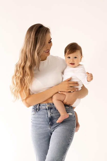 ritratto madre e bambino sorridente su uno sfondo bianco