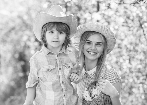 Ritratto mamma e figlio piccolo bambino allegro all'aperto con la madre che gioca all'aperto nel parco Madre con un bambino Figlio con mamma in primavera Connessione familiare e educazione della maternità