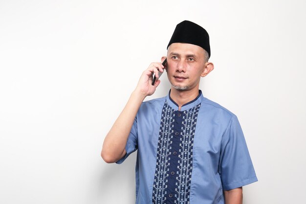 Ritratto maschile musulmano asiatico al telefono, chiamando qualcuno