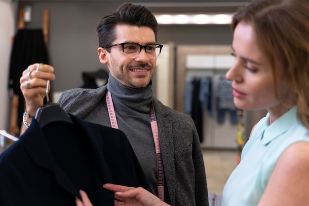 Ritratto maschile personal shopper lavorando