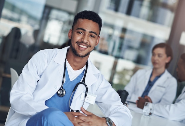 Ritratto medico maschio e ospedale per medico sanitario e personale sanitario esperto professionale e chirurgo con stetoscopio uomo persona o cardiologo per la ricerca di casi con colleghi