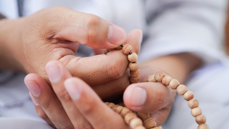 Ritratto musulmano con tasbih a sholat