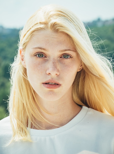 Ritratto naturale di un bello primo piano della ragazza. Chiuda sul ritratto di giovane bella ragazza rossa, bella ragazza carina con le lentiggini.