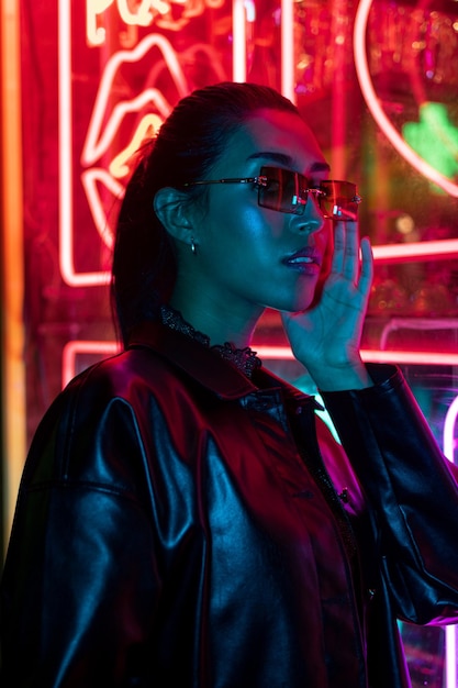 Ritratto notturno cinematografico di ragazza e luci al neon