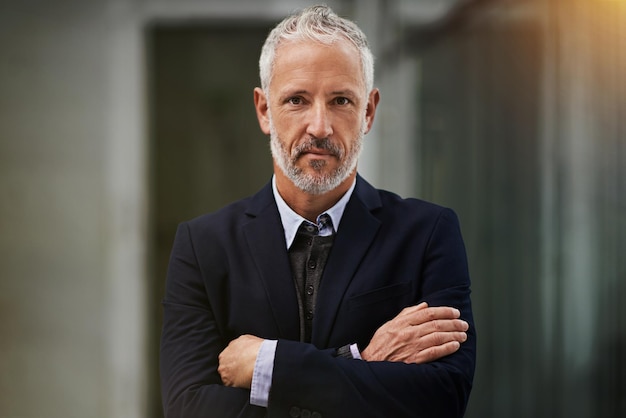 Ritratto orgoglio e uomo maturo con le braccia incrociate contabile e professionista con ambizione di carriera faccia seria persona anziana e imprenditore con consulente finanziario aziendale o lavoratore con fiducia