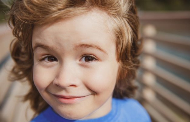 Ritratto per bambini, primo piano testa di bambino carino.