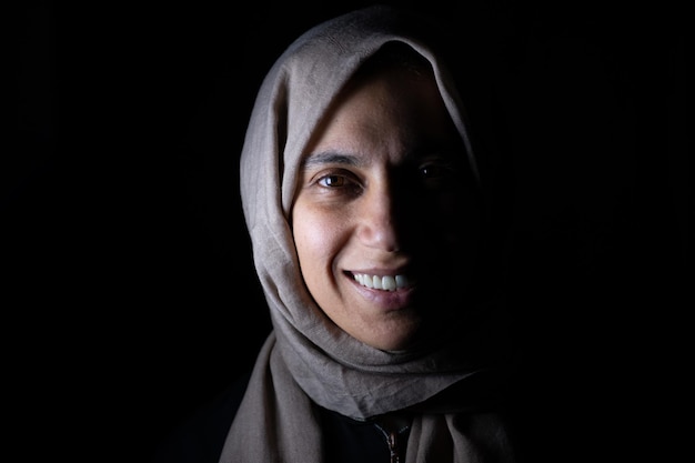 Ritratto per donne musulmane su sfondo nero in studio con espressioni facciali