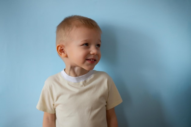 Ritratto piccolo ragazzo sorridente su sfondo blu studio Bambino felice kid Copyspace mockup banner
