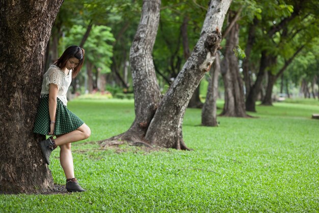 Ritratto ragazza carina nel parco