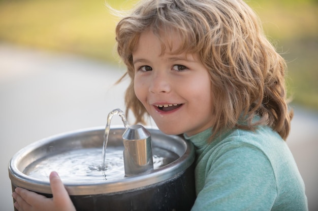 Ritratto ravvicinato del viso di acqua potabile per bambini da una fontana all'aperto all'aperto