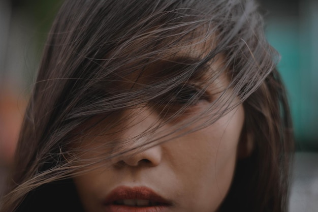 Ritratto ravvicinato del viso di una donna coperto di capelli