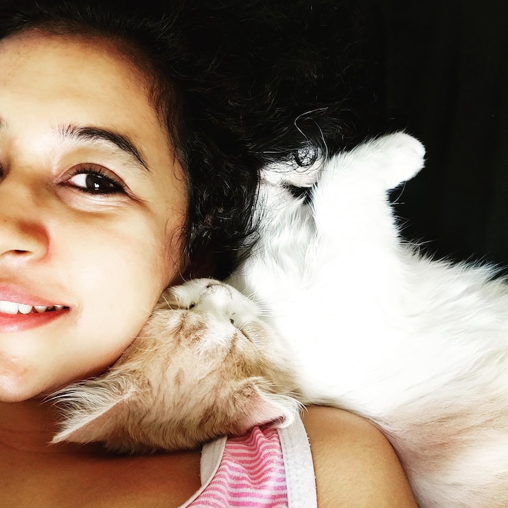 Foto ritratto ravvicinato di donna con gatto