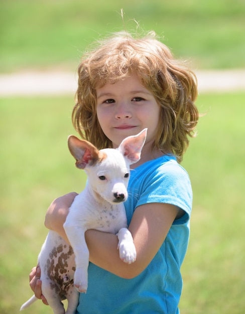 Ritratto ravvicinato di un bambino carino che abbraccia un cane Ragazzino che abbraccia un cane