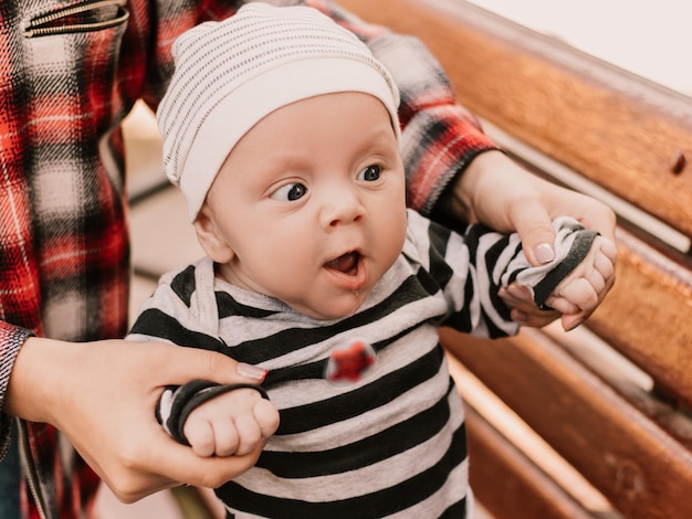 Ritratto ravvicinato di un bambino carino che si diverte, giocando a fare smorfie