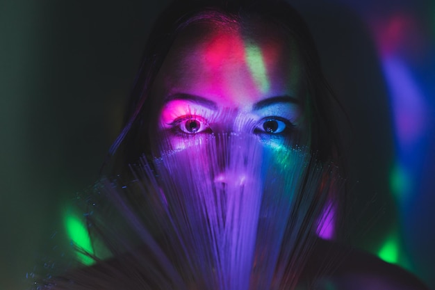 Ritratto ravvicinato di un giovane con fibre ottiche illuminate