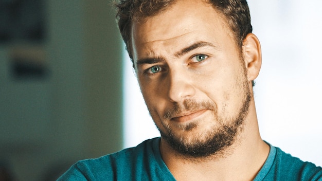 Ritratto ravvicinato di un giovane sorridente a casa