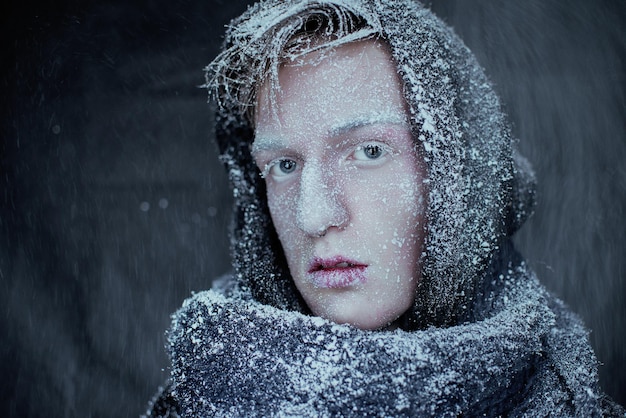 Ritratto ravvicinato di un uomo con la faccia coperta di neve