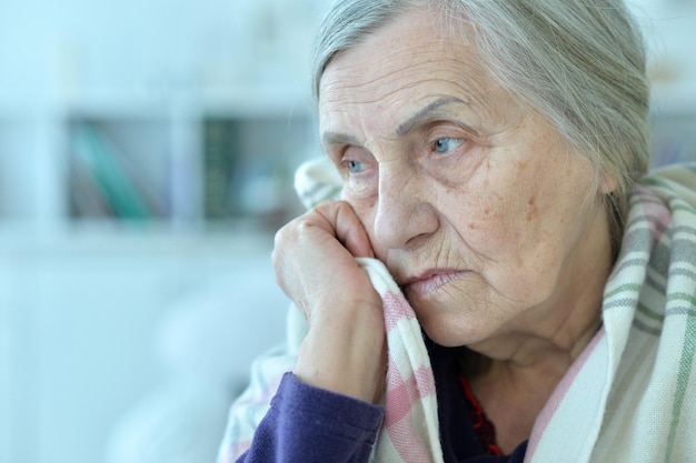 Ritratto ravvicinato di una donna anziana stanca